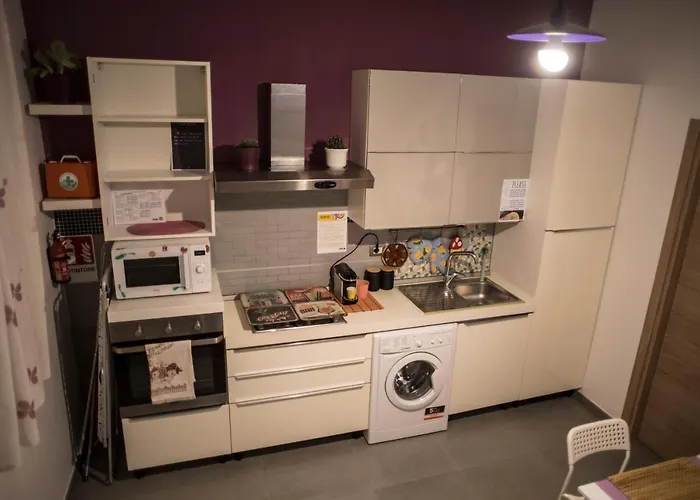 R&b La Pomposa Dei Motori Pensión 3*